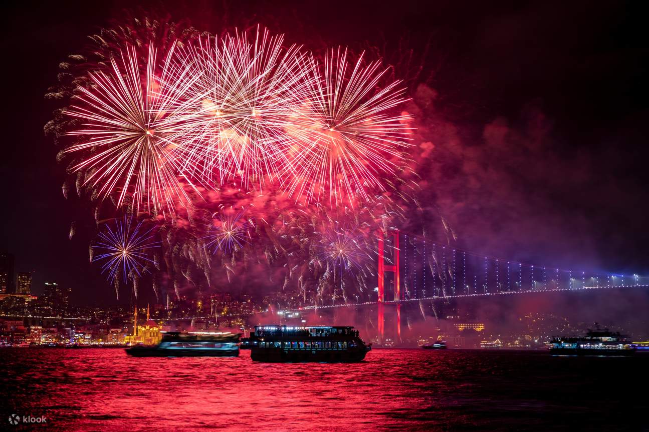 2025 NEW YEAR DINNER CRUISE - CLOSE TO SHOW TABLE